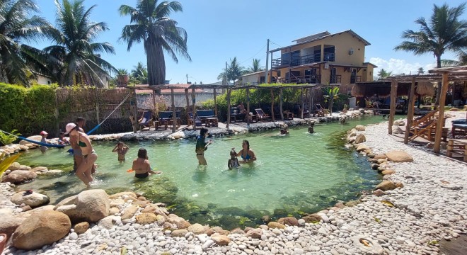 Piscina biológica é atração de clube de praia em Milagres Litoral