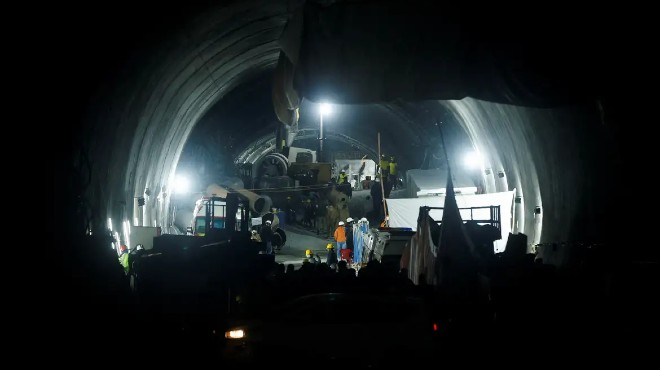 Resgatados com vida todos os 41 trabalhadores presos em túnel, na Índia