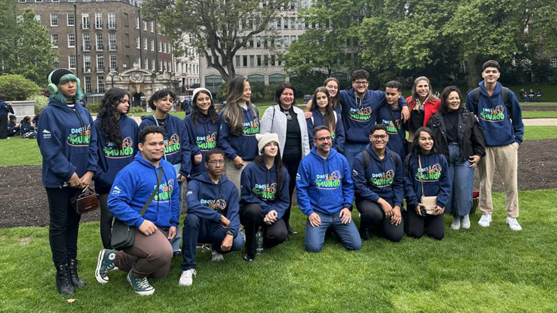 Governador Paulo Dantas com estudantes de escolas públicas de Alagoas, em Londres, Inglaterra