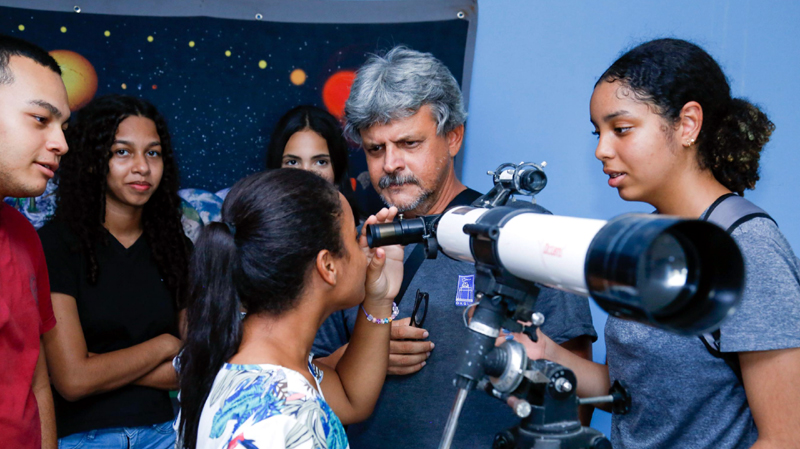 Professor Adriano orienta estudantes em aula no Observatório, em Maceió