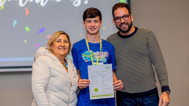 Estudante da rede de ensino de Maceió recebe certificado de curso de inglês em Londres