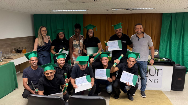 Projeto ajuda colaboradores de shopping a retomar estudos e realizar sonhos