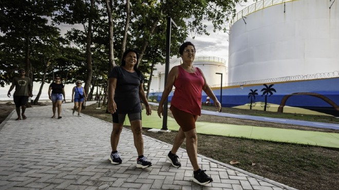 Turistas e nativos passeiam e aproveitam estrutura da nova orla de Jaraguá