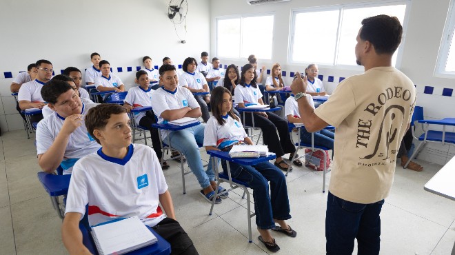 Concurso da Educação tem 1.620 vagas para professores com salário inicial de R$ 4,3 mil