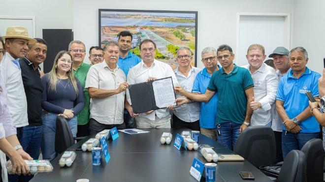 Agricultores têm acesso fácil a tratores para aragem de terras em Arapiraca