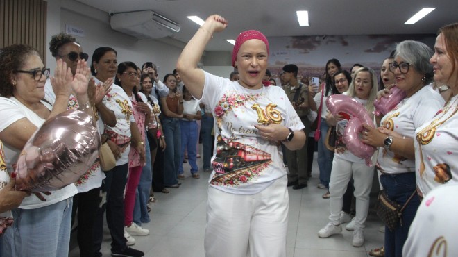 Enfermeira transforma fim da quimioterapia em ato de fé e celebração