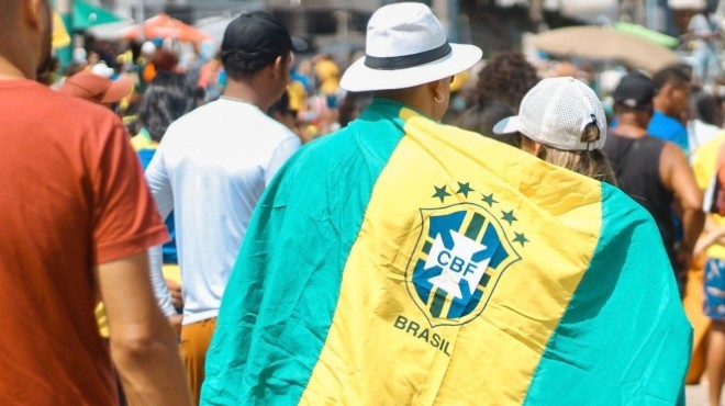 Telão para ver jogos do Brasil em praça do bairro de Jaraguá