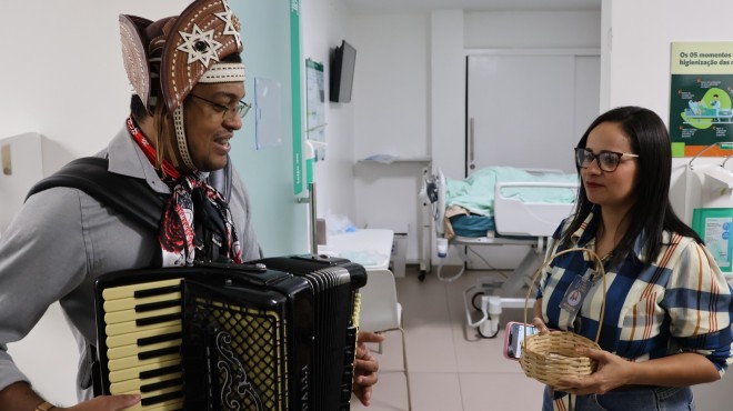 Sanfoneiro alegra hospital e emociona profissionais e pacientes