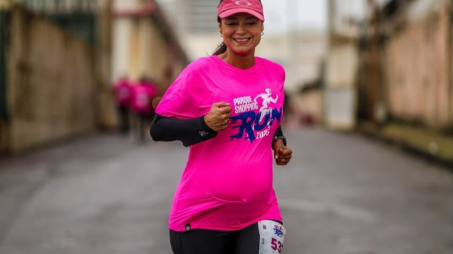 Um ano após competir grávida, professora encara 10 km com o filho na torcida