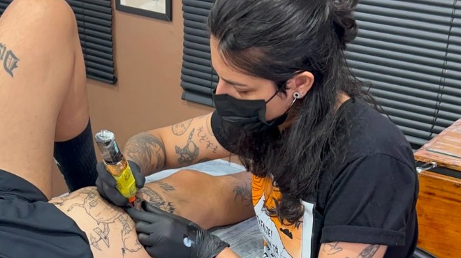 Tatuadora transforma cicatrizes em recomeços por meio da arte