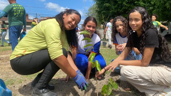 Crianças aprendem sobre meio ambiente e plantam árvores em praça de Maceió