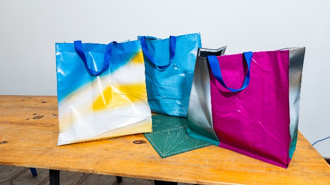 Projeto transforma lonas descartadas em bolsas e gera renda a mulheres em Maceió