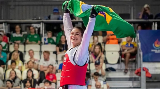Após operar quadril, atleta brasileira conquista a medalha de ouro no taekwondo em Paris