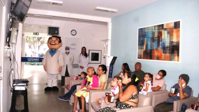 Tarde mágica leva pipoca, cores e sorrisos a crianças internadas na Santa Casa Farol