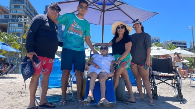 Projeto viabiliza cadeira acessível e facilita banho de mar para idosa na Pajuçara