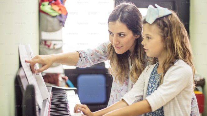 Instrutores serão contratados para ensinar música a crianças